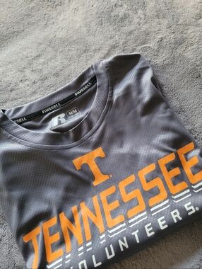 RUSSELL TN VOLS MENS SIZE MEDIUM SS TEE GRAY EUC COMFORT COLLEGE SPORTS SCHOOL